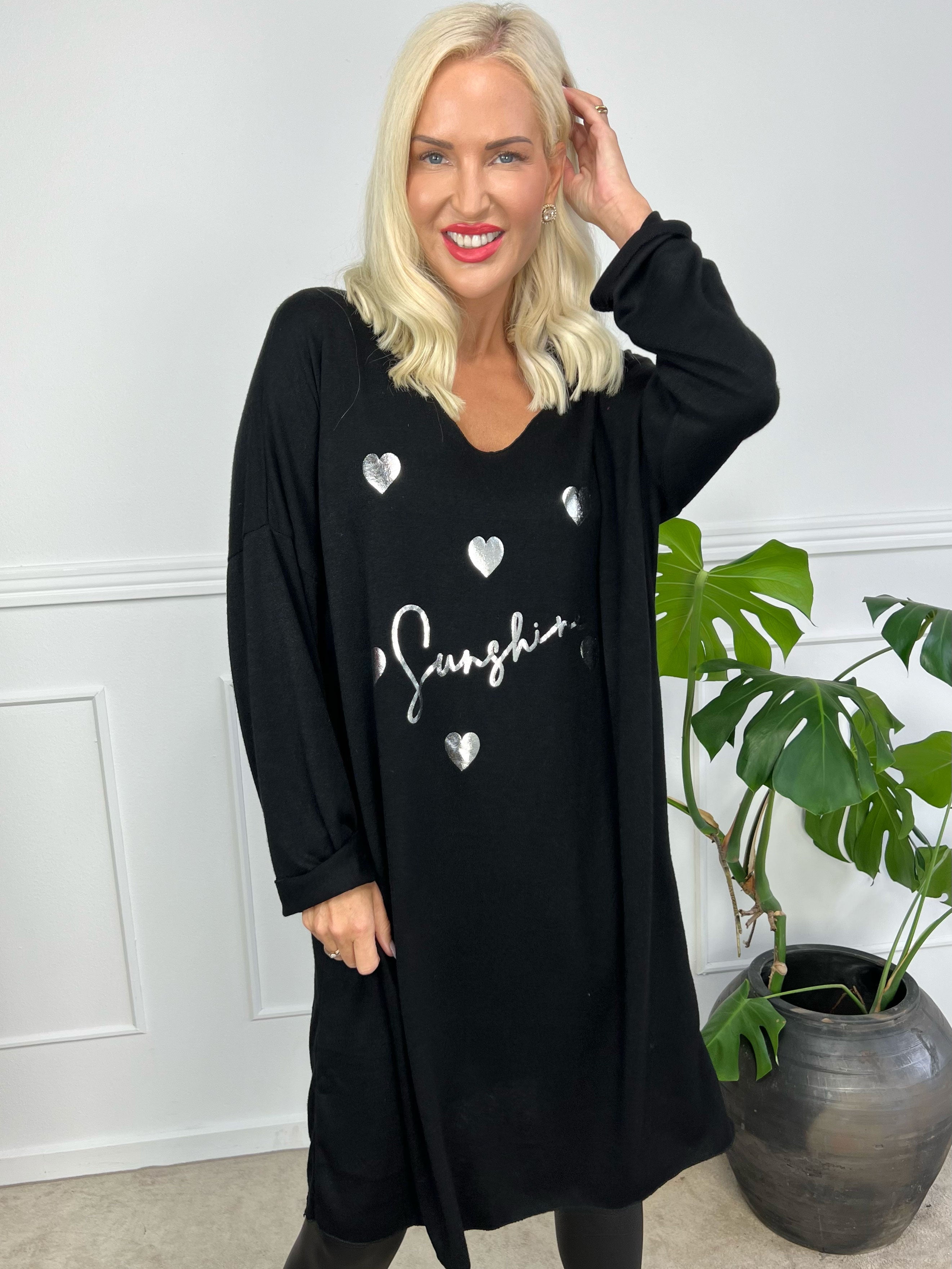 Lucia - Mjuk stickad klänning i viskos med tryck av silverhjärtan och text